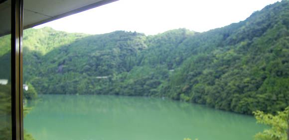 ダム湖の眺め